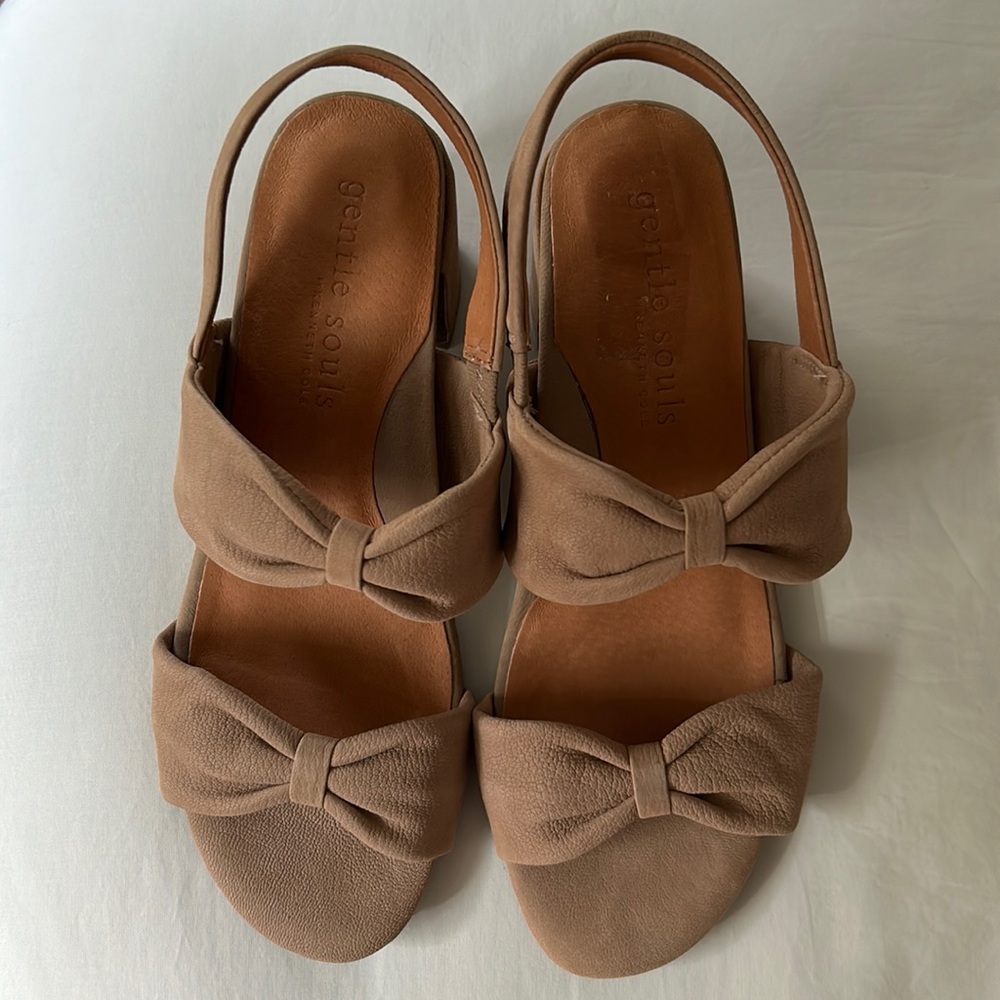 Kenneth Cole "Gentle Souls" Light Beige Tan Suede Heel Sandals